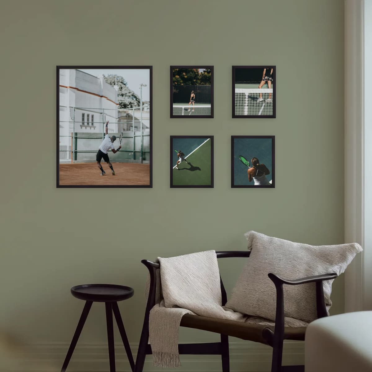 Anchor Wing centers a bold hero print, then sweeps outward in an L-shaped “wing” of smaller frames that echo its edge. The asymmetry injects movement and modern flair while keeping sightlines clean. Add or remove side frames at will—the layout scales gracefully without losing its confident, forward-leaning silhouette.