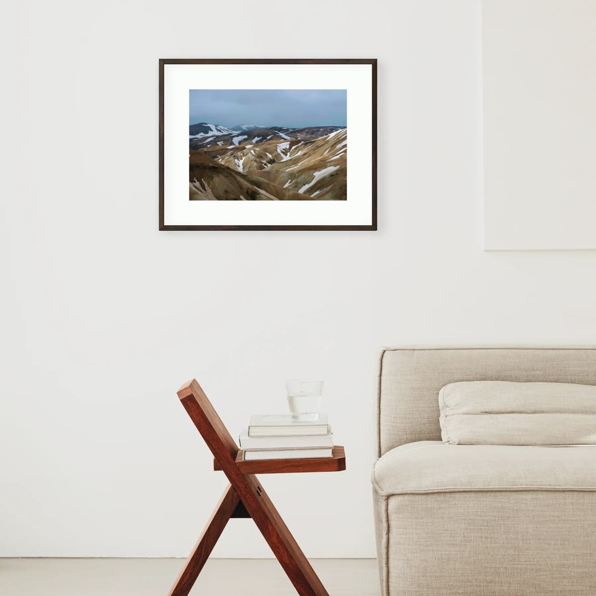 A cool‑toned frame with a refined, natural feel. It evokes the spirit of mountain landscapes and open nature. A great match for travel and landscape photography.
